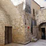 Entriamo cos� in un cortile interno...